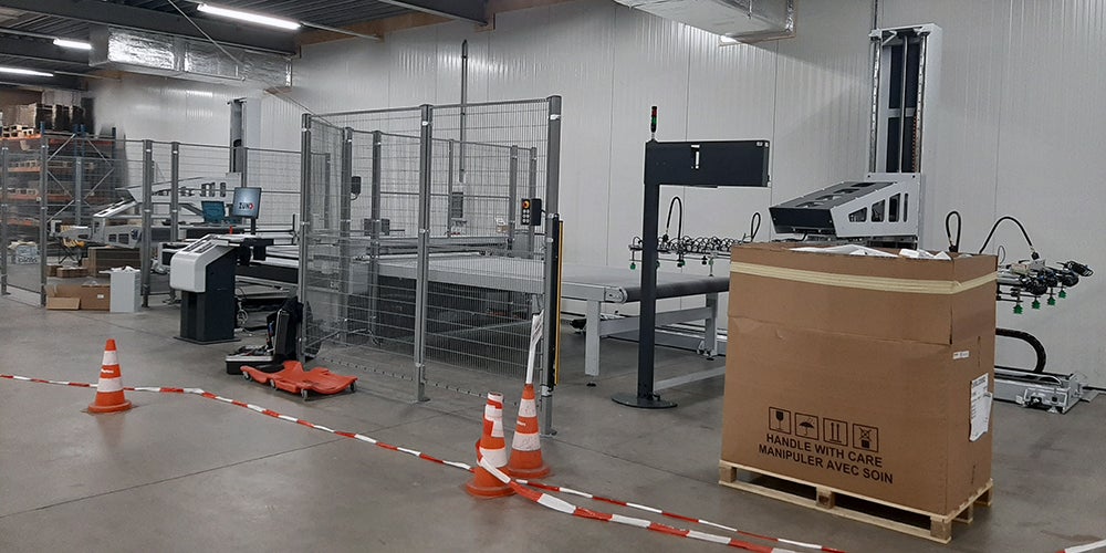 Nieuwe Zünd plotter installatie in volle gang Nieuwe Zünd plotter installatie in volle gang