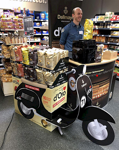 Racend de winkelvloer tegemoet